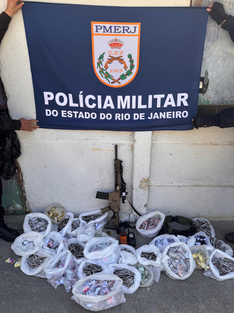 3° BPM prende dois criminosos e apreende fuzis e drogas em Tomás Coelho